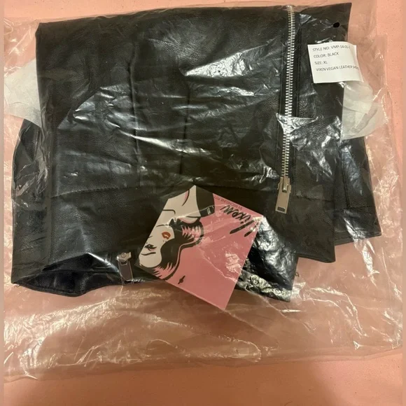 Vixen by micheline Pitt Women's high waisted faux leather shorts black - Picture 6 of 7